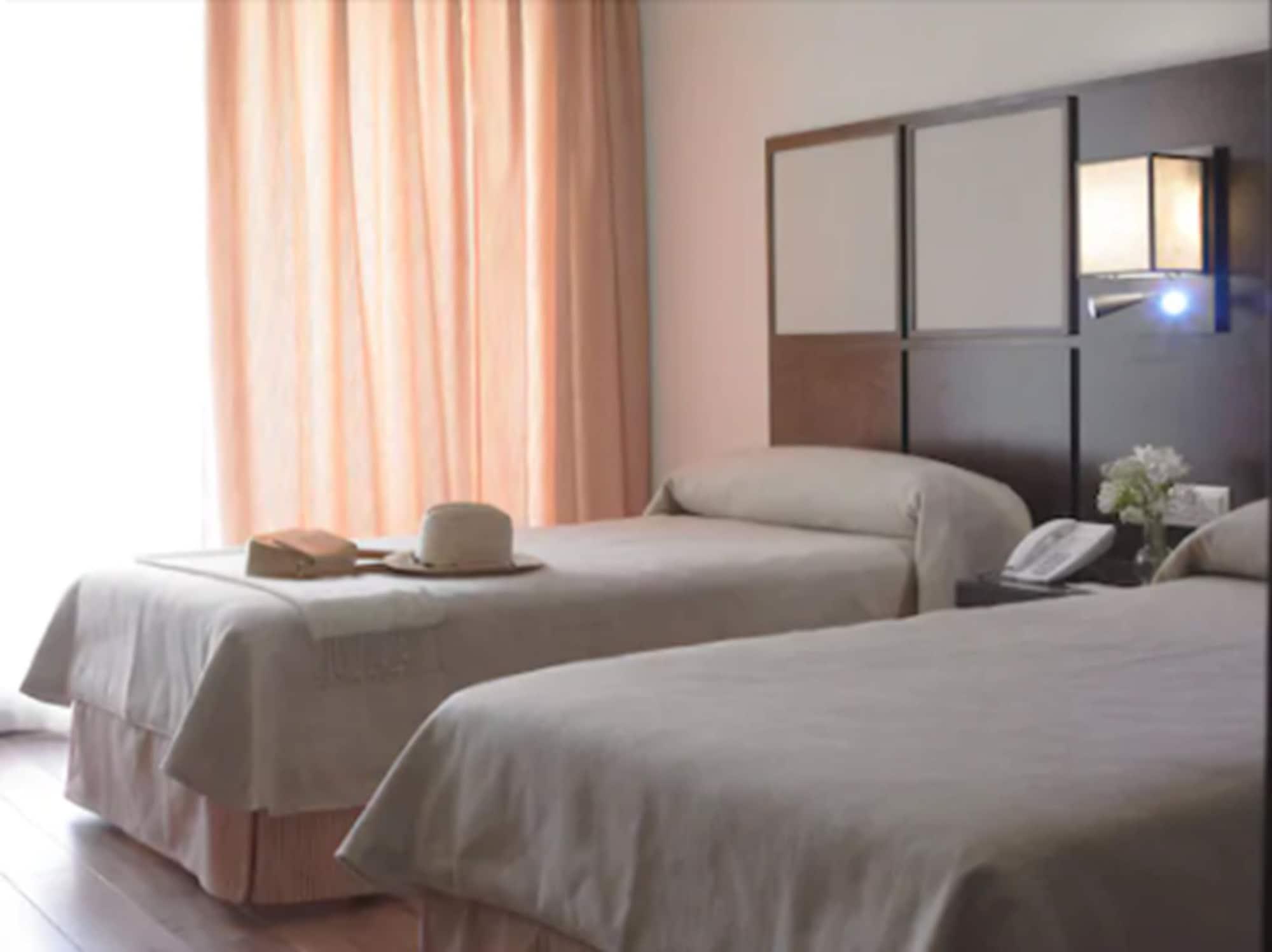 Hotel Isla De La Garena Alcala de Henares Room photo